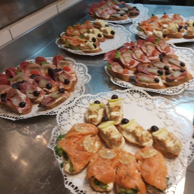 Platten mit belegten Brötchen aus der Küche des Café Hufeisen