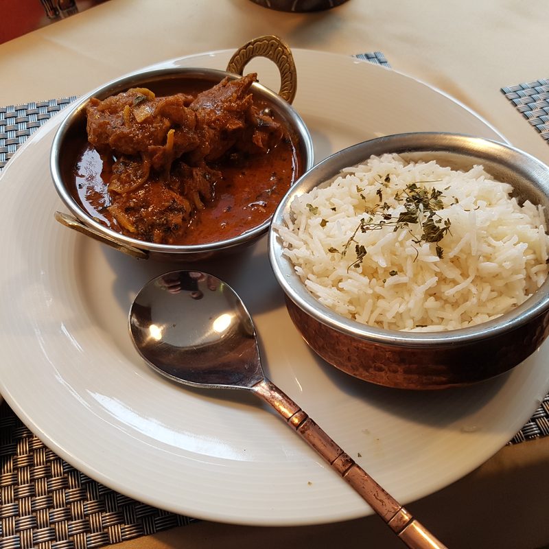Curry mit Basmatireis, am Tisch serviert