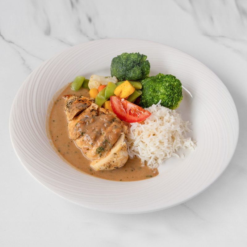 Gebratene Hühnerbrust mit Kräuterrahmsauce, Gemüse und Reis