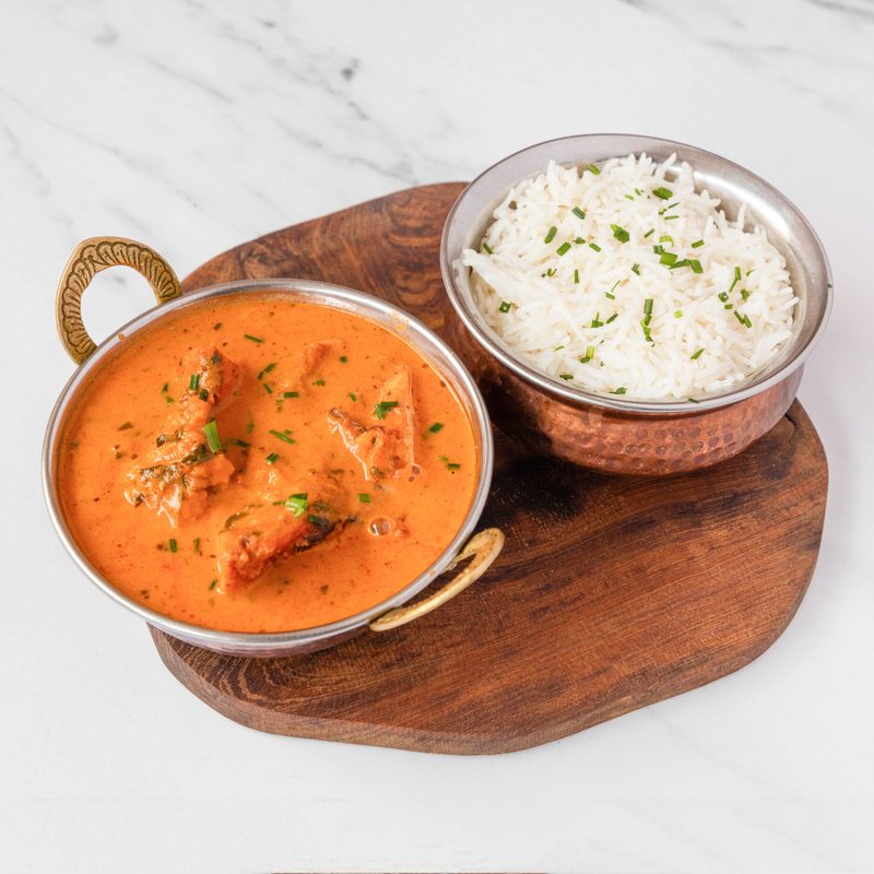 Murg Makhani in der Kupferschale mit Reis