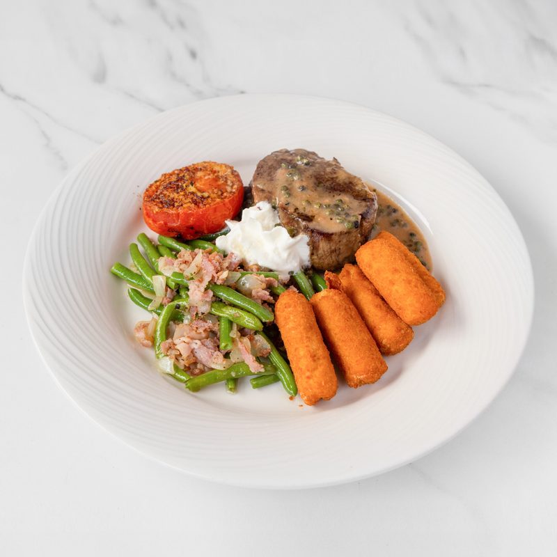 Steak mit Pfeffersauce, Kroketten und Speckbohnen