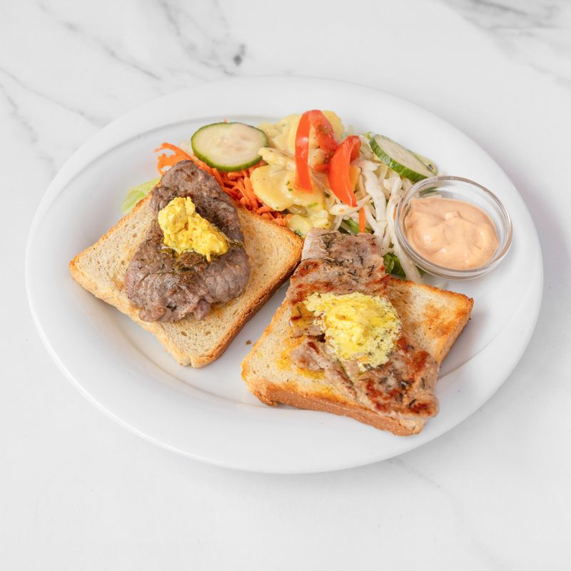 Steaktoast mit Salat