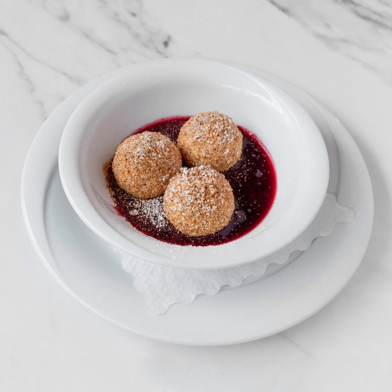 Topfenknödel auf Fruchtspiegel