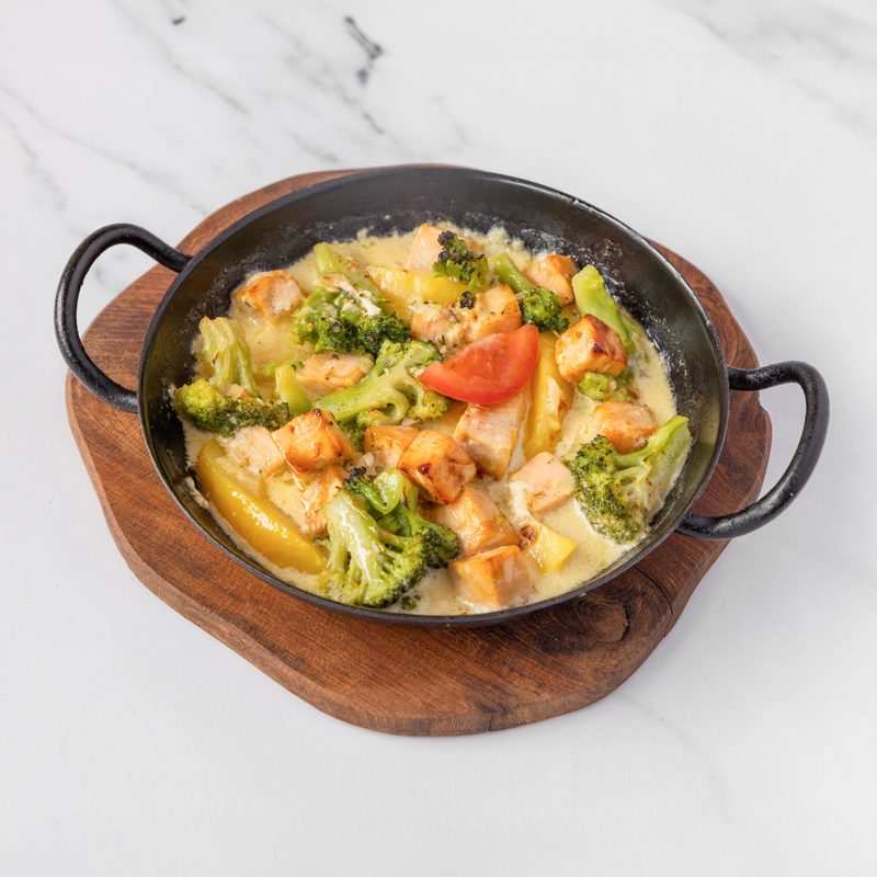 Lachs mit Brokkoli in Rahmsauce