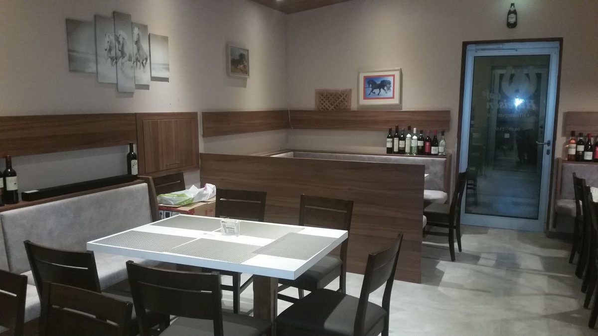 Speisesaal des Café Hufeisen mit Holzvertäfelung